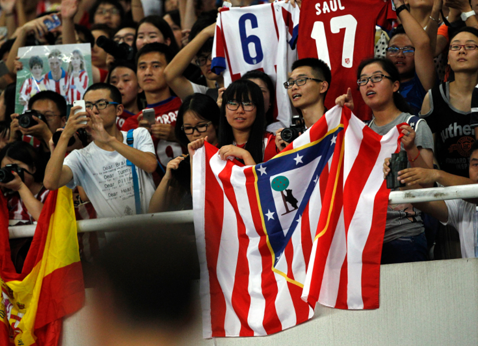 Entrenamiento partido Shanghai SIPG - Atlético de Madrid. Afición con banderas